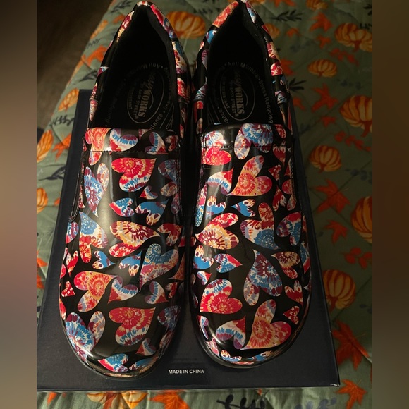 Easy Works by Easy Street Tie Dye Clogs NWOB size 10 slip resistant - Picture 1 of 7